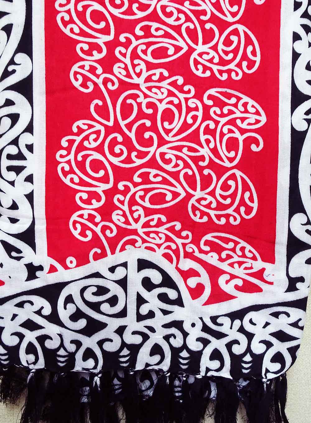 BANS143 Sarong Kowhaiwhai Red/white