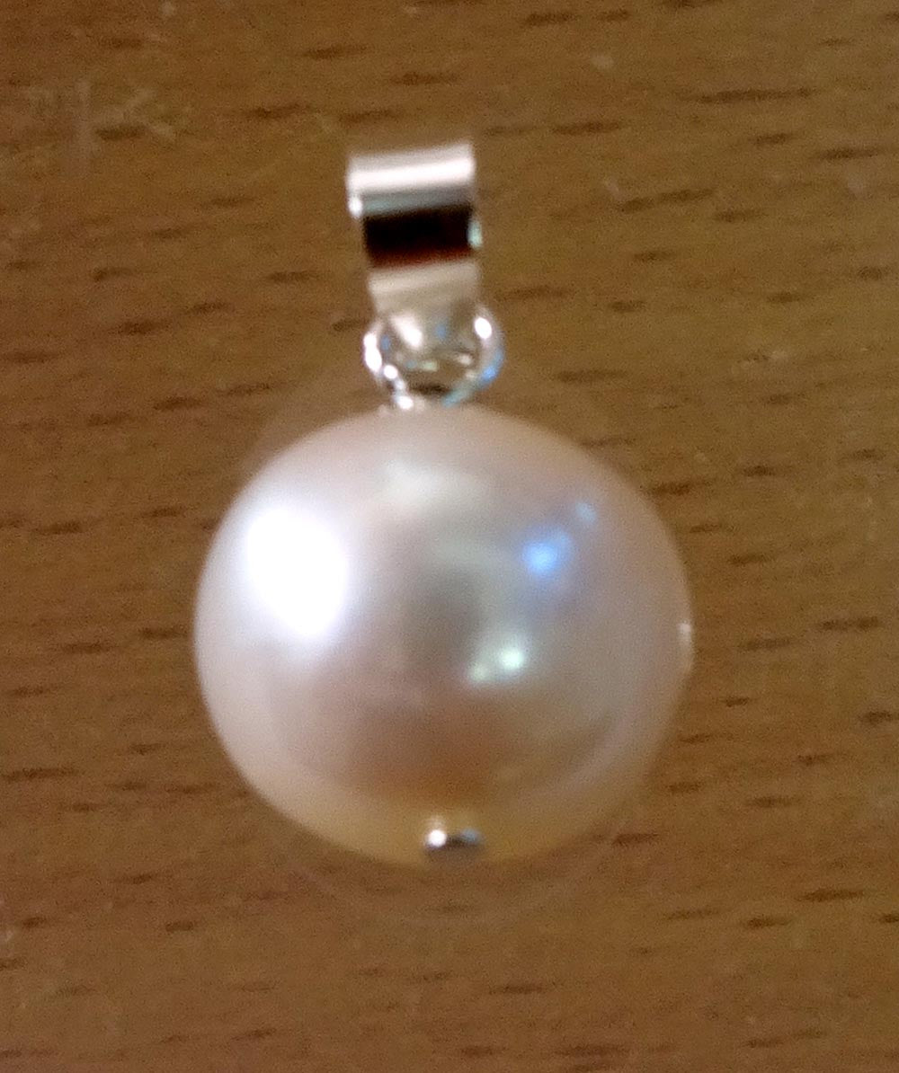 White pearl pendant 10mm