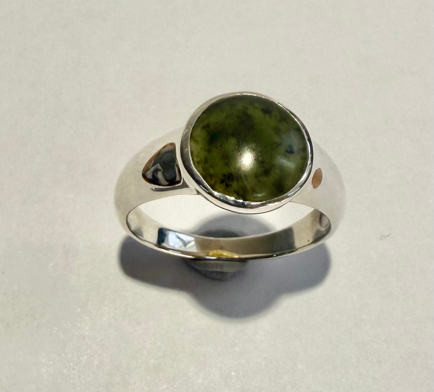 Pounamu ring 10mm round sterling silver (large)
