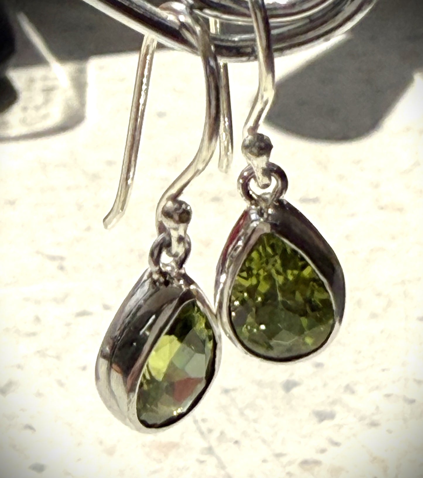 EPE103 Peridot 7x9mm Teardrop Earring