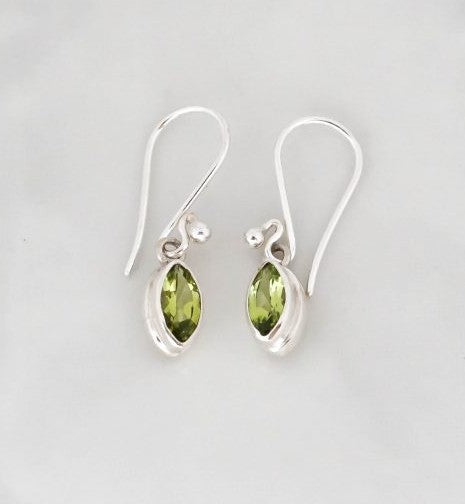 EPE100   Peridot 4x8mm Faceted Earring