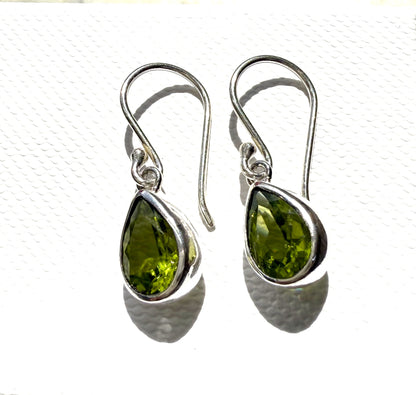 EPE103   Peridot 7x9mm Teardrop Earring