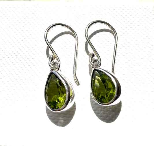 EPE103   Peridot 7x9mm Teardrop Earring