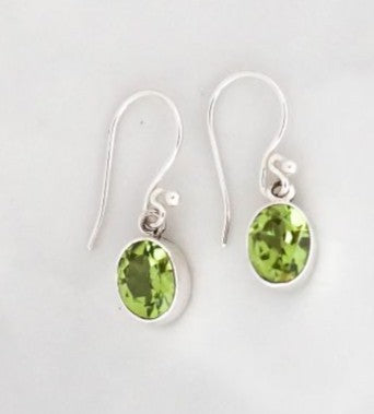 EPE107   Peridot 7x9mm oval Faceted Earring